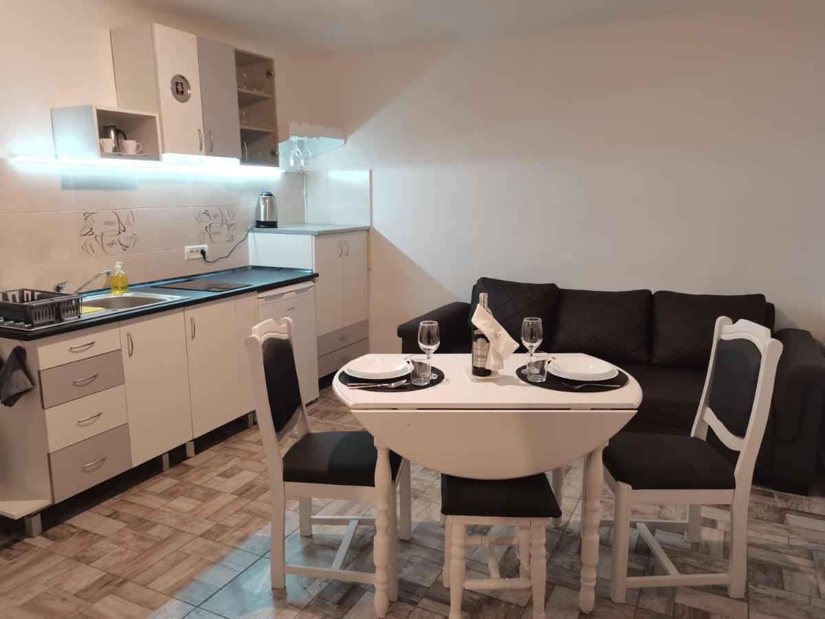 Carla'S Place Ap 2 Орадя Экстерьер фото